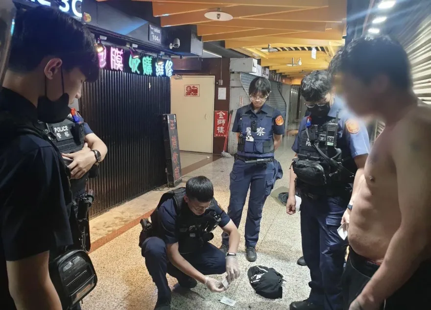 影/持槍闖西門町獅子林遭民眾壓制　半裸男地上打滾掉出一包「結晶體」遭逮