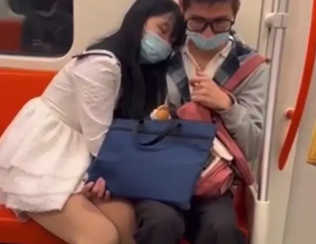 慾火難耐！女子疑在地鐵「玩搖桿」上下狂抖　眼鏡男爽翻拿包包遮掩