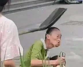 狂男持利剪挾持女路人！他被「鐵鍬」打傻遭路人制伏