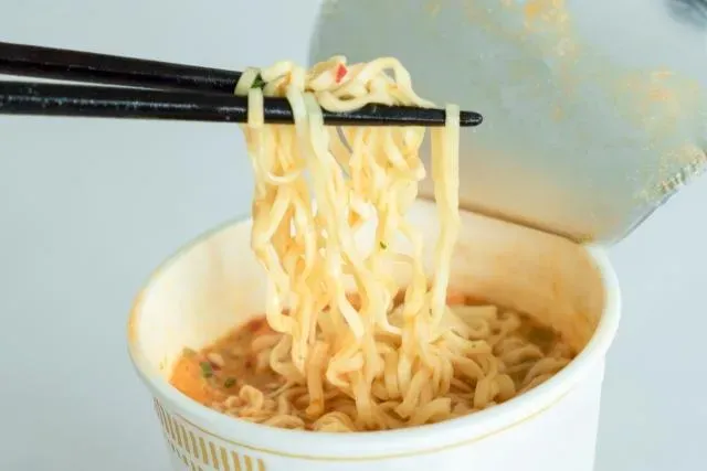 颱風天在家必來一碗！營養師教你“泡麵”3地雷「簡單4招」健康吃不罪惡！