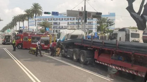 影/高雄小港聯結車急煞「鋼筋往前頂」釀3車追撞　1傷急送醫