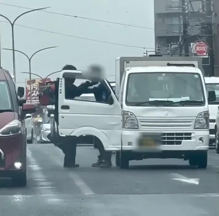 影/大馬路上開打！外送員不爽被超車　竟當街攔車痛扁駕駛