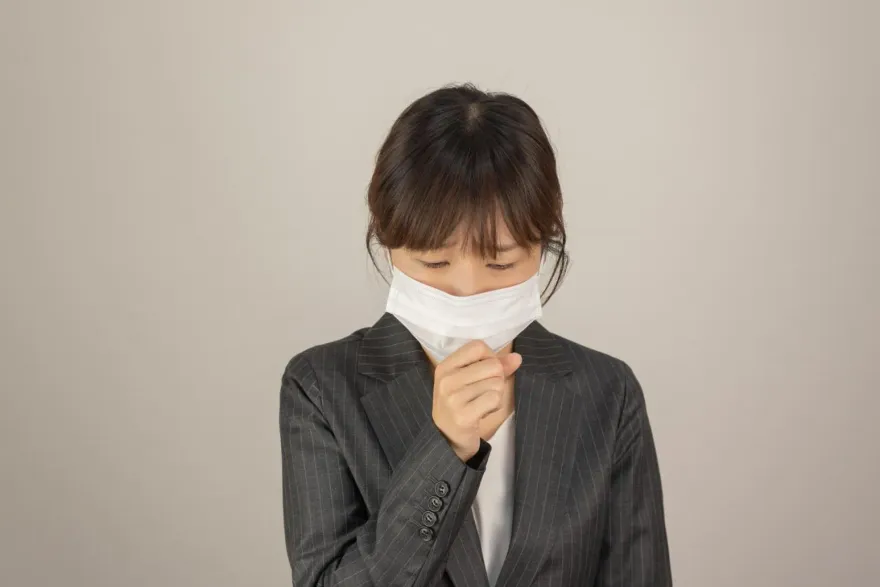 不是小孩的專利！母遭小孩傳染腸病毒　喉嚨痛「如刀割」