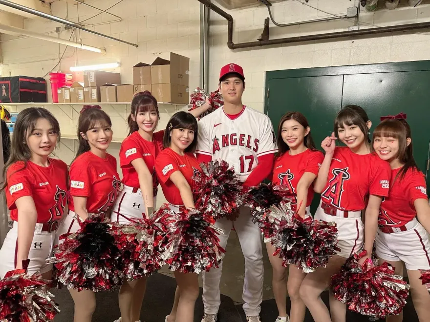 影/林襄親見大谷！合影羞站角落驚嘆「好大支！」　樂天女孩嗨翻天使主場