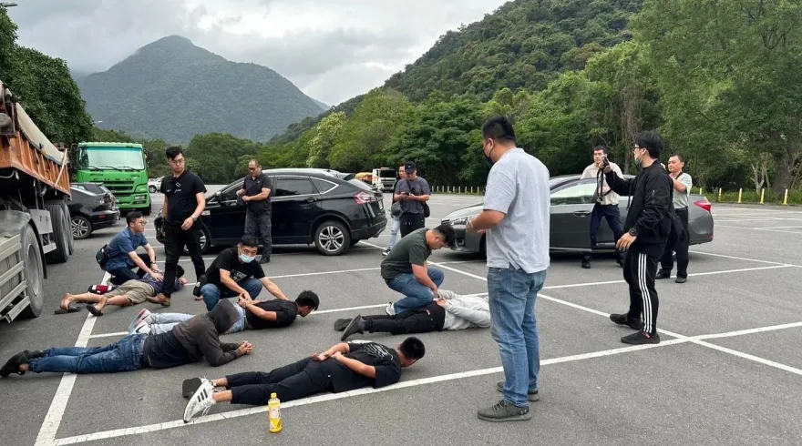 影/黑幫魔爪伸部落！明仁會南澳據點被抄　驚見新北當舖同款衝鋒槍