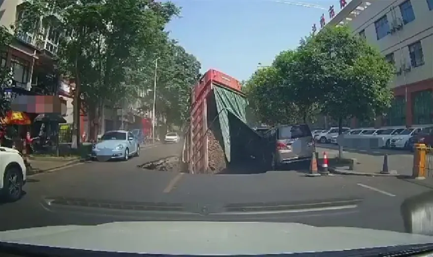 影/驚險！開到一半突遭「天坑吞噬」　砂石車駕駛爬出車頭逃命