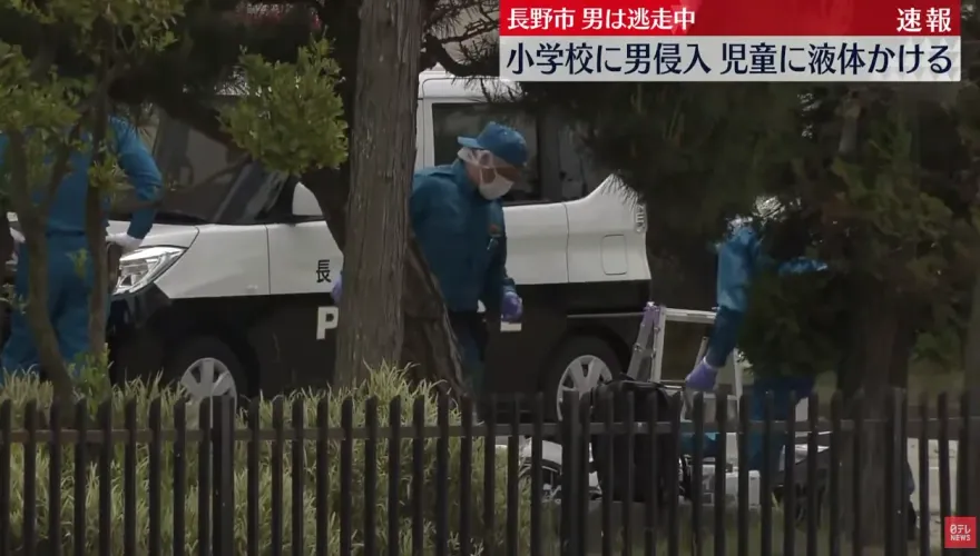 影/日本男子闖入小學　朝學童潑灑不明液體後逃逸不知去向