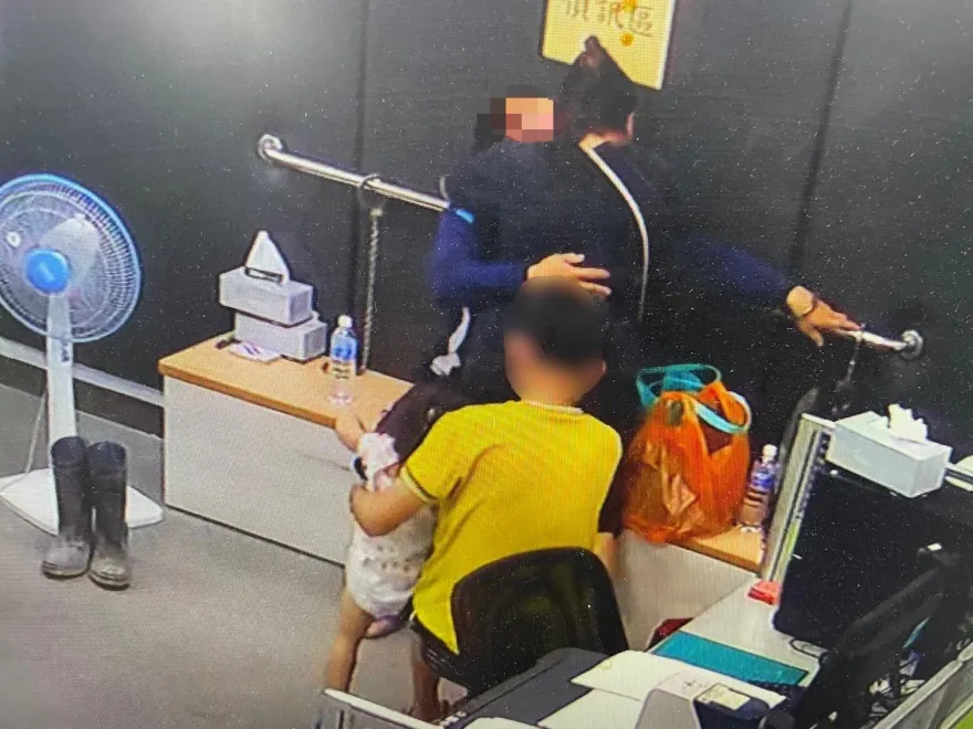 影/躲2個月還是被抓！這一別10年　通緝犯四口家警所相擁淚別