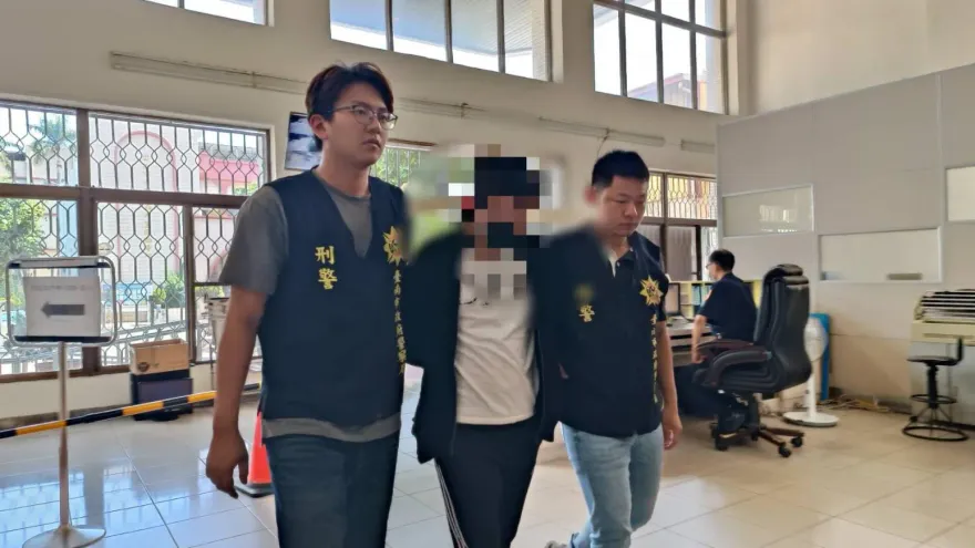 影/財務糾紛！台南桌遊店清晨遭轎車衝撞+棍棒狠砸　警4小時逮嫌犯