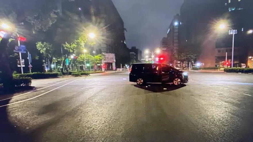 影/酒醉婦半夜紅燈穿越馬路　遭休旅車撞飛送醫不治