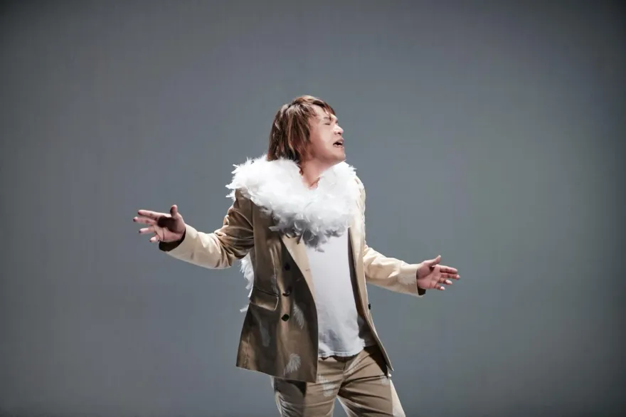 伍佰新造型撞張韶涵？...親揭服裝概念：洩邊拍邊流淚