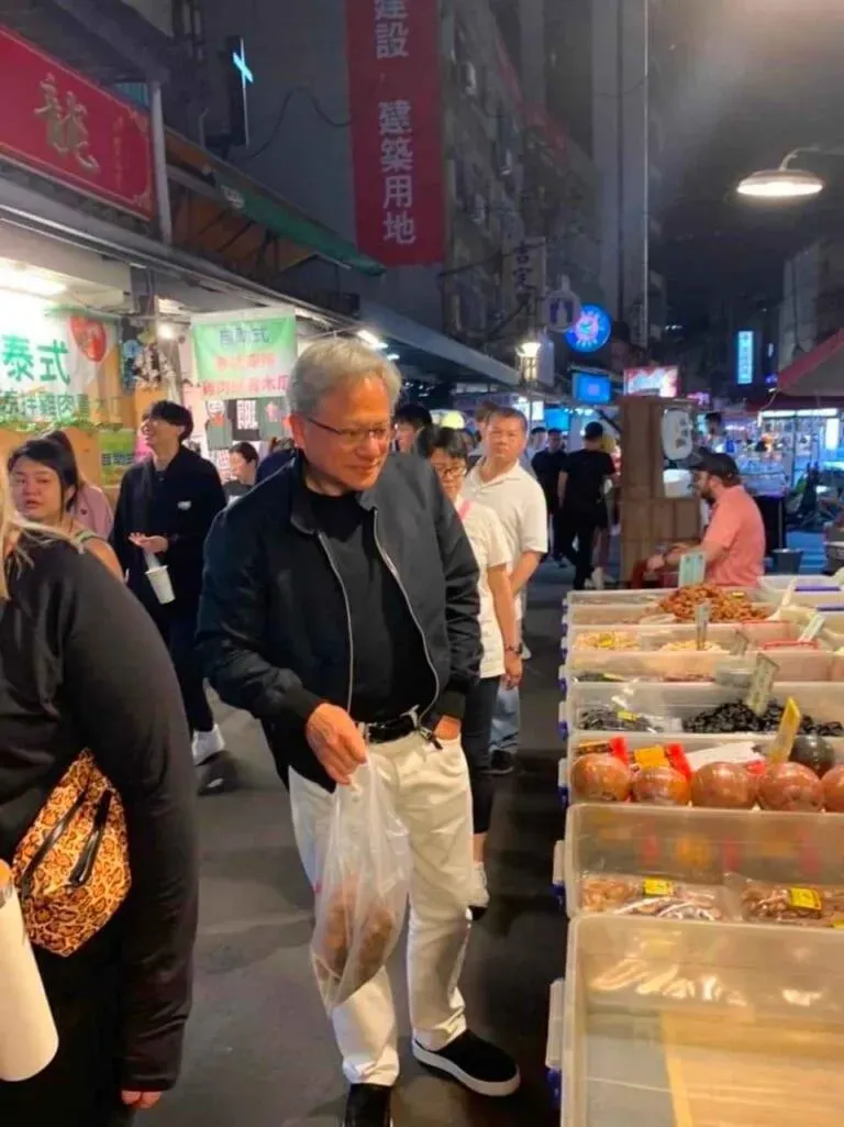 身價上兆！輝達CEO黃仁勳抵台 逛夜市手上拿這台灣小吃