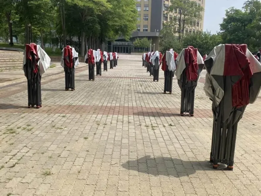 廣場驚見「無臉古裝軍隊」！晨運公嬤險閃尿　走近一瞧是「收好的棚架」