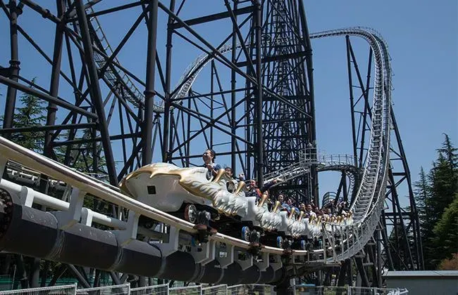 影/高空驚魂！日本遊樂園雲霄飛車故障　17名乘客卡半空1小時