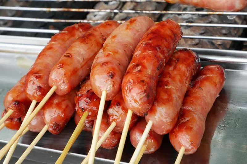 烤肉致癌CP「香腸＋養樂多」！專家闢謠：對人體負擔不大