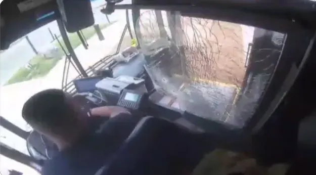 影/公車槍戰！男子持槍威脅停車　遭司機開槍回擊嚇到趴在地上爬