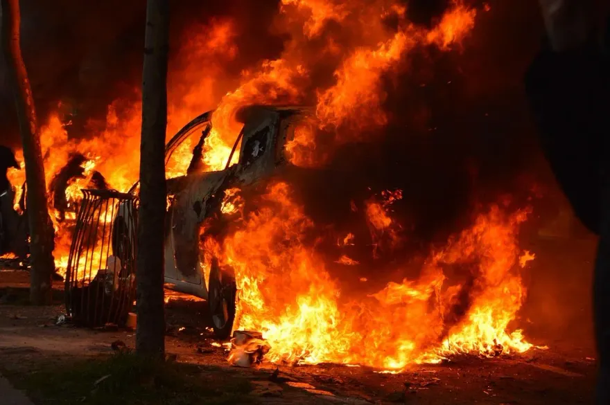 影/韓國停車場電動車自燃16人嗆傷送醫　爆炸起火瞬間畫面曝