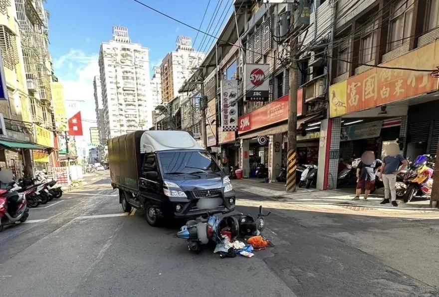 快訊/新莊貨車左轉擊落對向機車　騎士摔成豬頭送醫急救