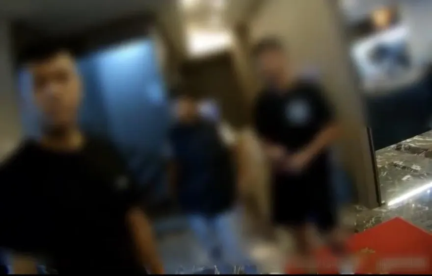 影/蘆洲撞球場屁孩糾紛鬥毆　男遭彈簧刀劃傷腹部警逮4人