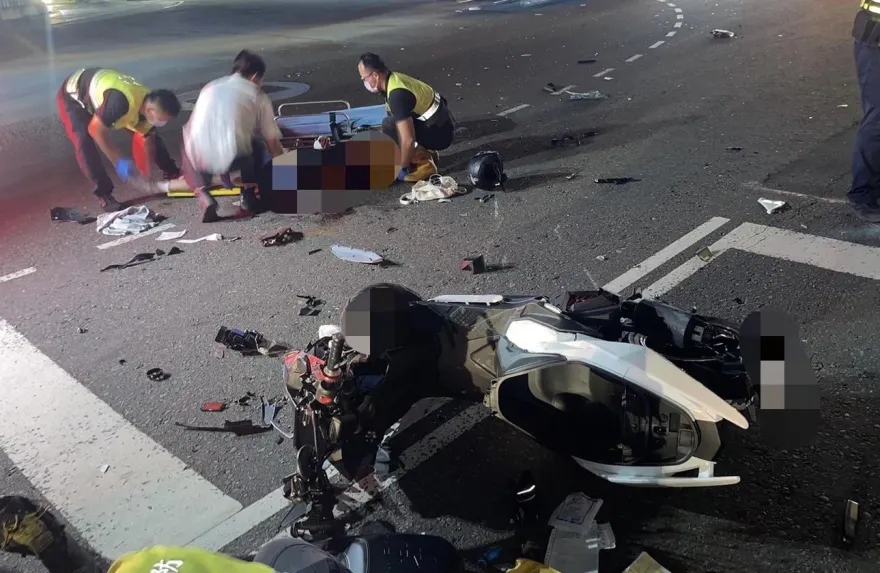 影/自小客疑路口未禮讓釀禍　擊落重機2人噴飛受傷