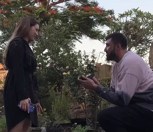 求婚作戰大成功！女友開心戴上戒指　「印度姚明」布拉成台灣女婿