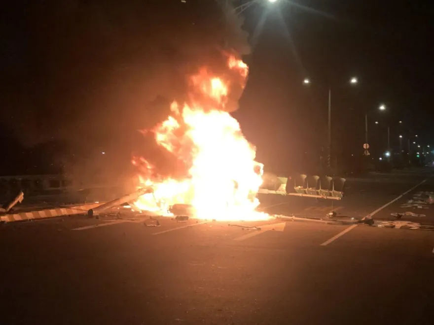 影/載瓦斯桶成自燃彈！貨車自撞「碰一聲」變火球　駕駛逃生不及淪焦屍