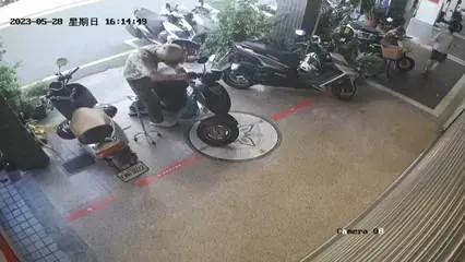 影/機車鑰匙沒拔！新竹拐杖伯直接騎走他爸的車　「老人何苦為難老人」