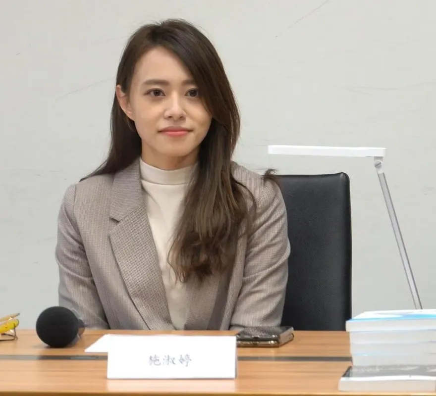 高虹安在壘球簽名遭議員揶揄　市府發言人：落款非市長主動