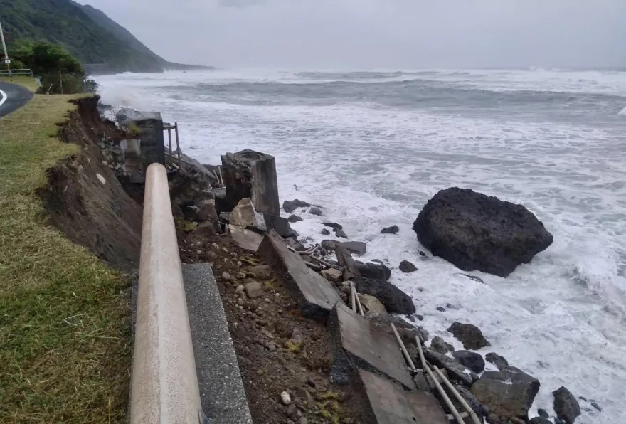 快訊/瑪娃颱風強浪襲東部　豐濱鄉台11線路基整片坍塌