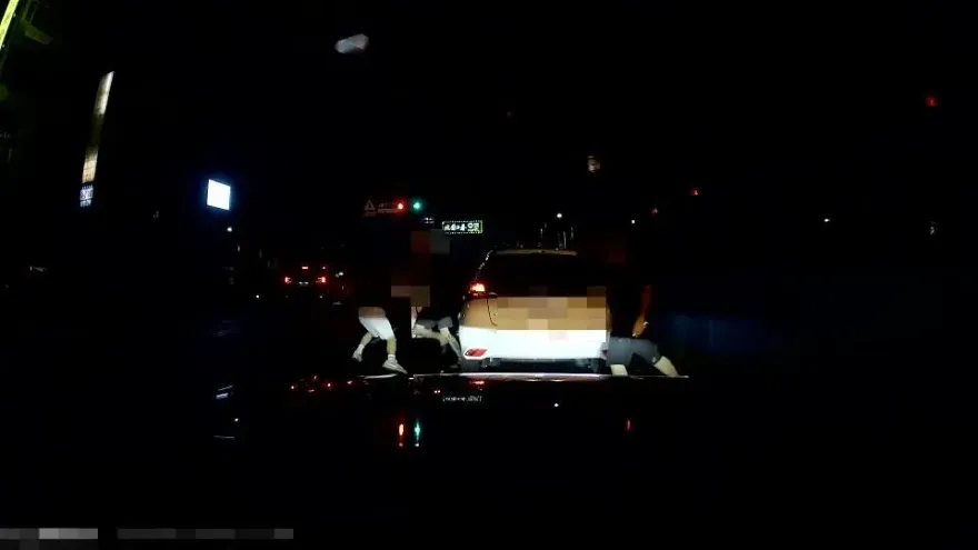 影/格鬥片！行車糾紛「拉爆」對方車窗！　他慘遭駕駛、乘客2打1