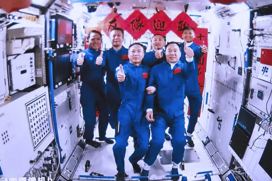 再現「太空會師」名場面！神舟十五、十六乘組同框拍攝「全家福」