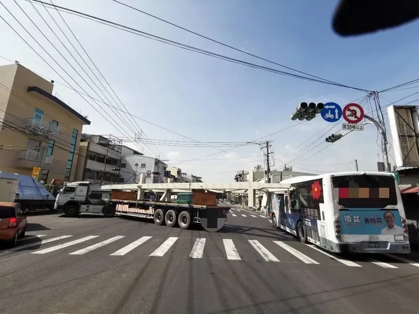 影/拖板車轉彎撞公車！高雄公車玻璃遭鋼構擊碎　驚悚瞬間全曝光