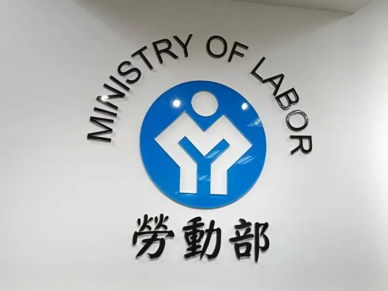 醫師收入不是最高！航空駕駛年薪輾壓各行業　「這3行業」最慘月領不到30K