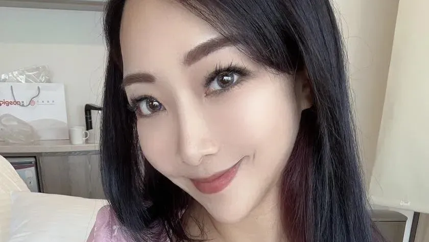 李宓脫衣親餵寶寶！兒子目睹竟大哭　她不解：是吃醋嗎