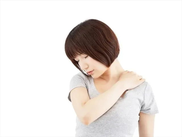 她摔車肩痛到「無法穿內衣」！醫用「肩關節鏡手術」一次性修補「2個洞」