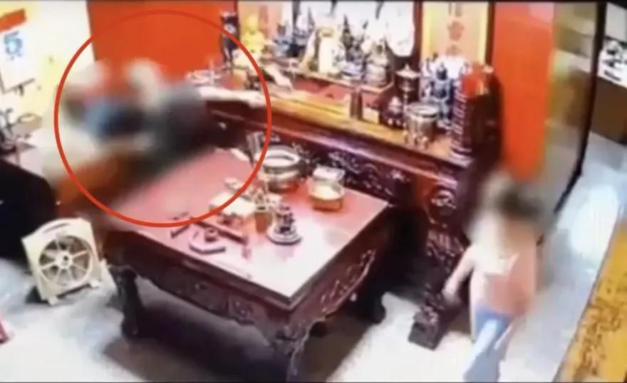 影/抓包片！偷神明金牌全程被監控　宮廟人員大街飛撲逮人