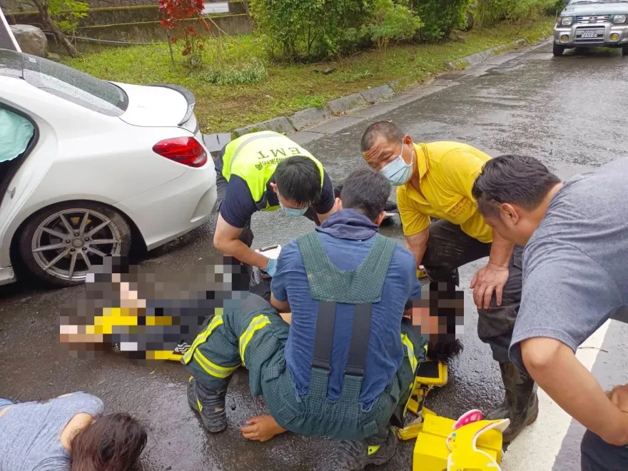 快訊/男駕駛不幸身亡！新竹尖石賓士撞護欄車頭全毀　女乘客仍昏迷中