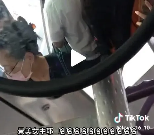 影/歡樂公車出發！司機玩猜謎逗樂整車妹子「不想下車」　網敲碗想搭