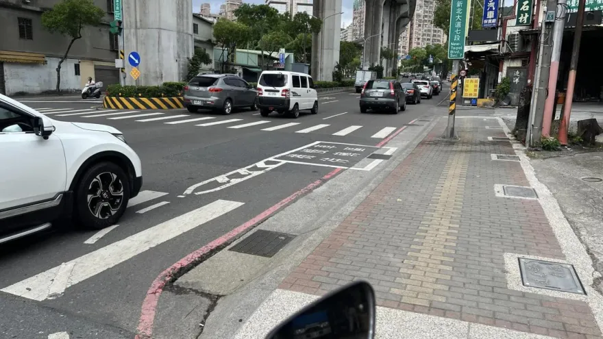 簡直「待撞區」！新北大道「待轉格」畫在車道上　網：怎麼停？