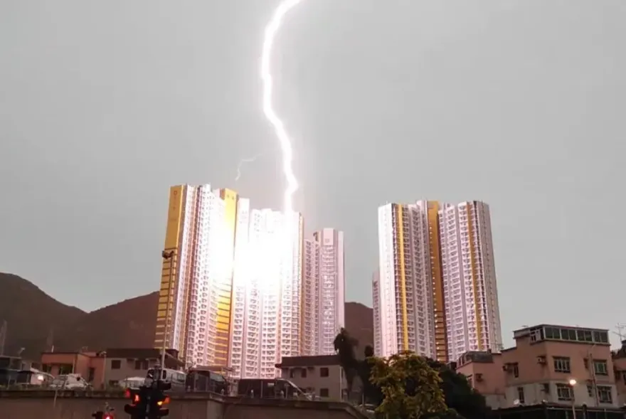 影/誰在亂發誓？港11小時「閃電逾1.2萬次」　大廈遭雷擊爆火花