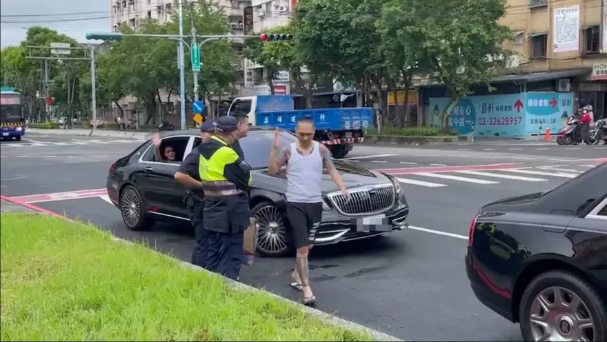 連千毅搭勞斯萊斯來新北「進修」！警送7張紅單當伴手禮原因曝光