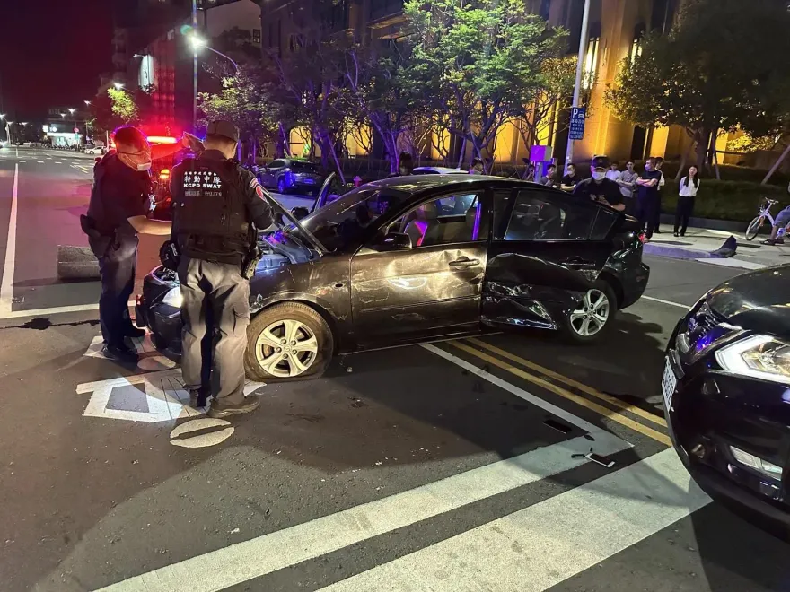 影/毒蟲遇警心虛逃逸自撞石墩　高雄市區飛車追逐畫面曝光