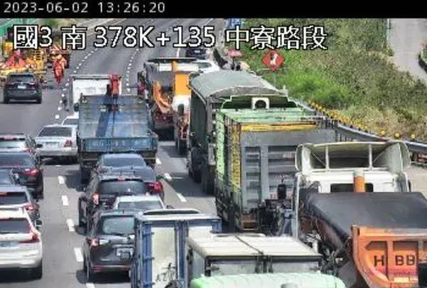 快訊/小周末前夕！國3南向中寮路段小客車追撞　車流回堵約3公里