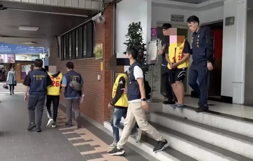影/攻堅片！警破四海幫海富堂詐騙集團　救4人遭囚禁被害人再逮4嫌