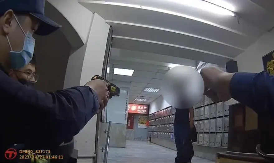 影/開槍片！狂男半夜持西瓜刀與警對峙　勸說不聽遭電擊槍擊中強制送醫