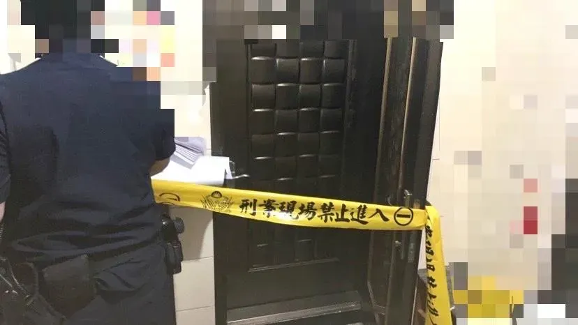 快訊/八里女住處床上坐姿離奇死！口鼻流血　現場有刀槍、死因待查
