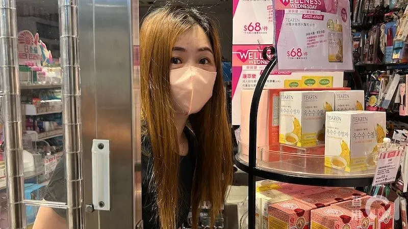 「腦海一直浮現」！近距離目擊光頭男瘋狂砍人　港商場女店員餘悸猶存：好驚