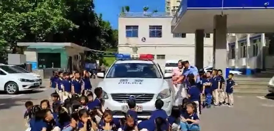 影/能藏75個孩子！實測休旅車視線死角　幼兒園老師驚：坐在車裡一點也看不到