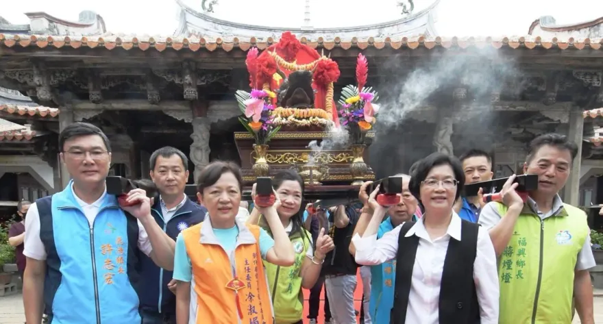 「鹿港慶端陽」恭請龍王尊神、水仙尊王助陣！12艘龍舟同開光點睛