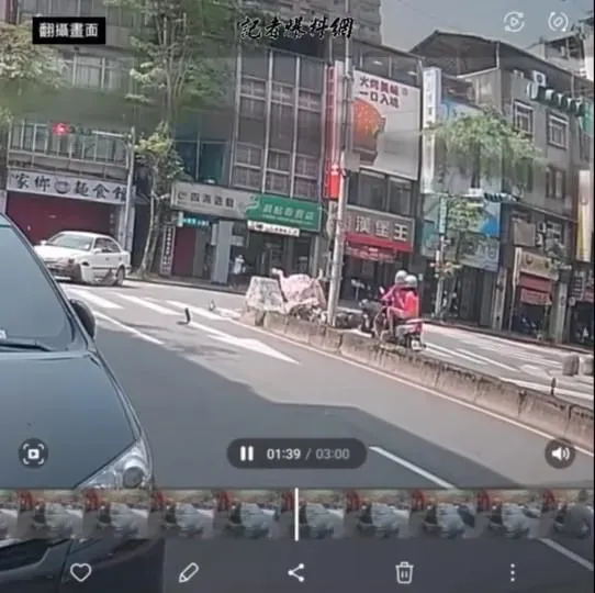 影/北市轎車左轉擦撞機車！行人母子遭「剷飛」倒地　驚人影像曝光